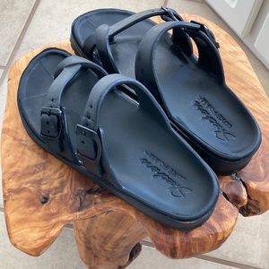 Sketchers black flip flops